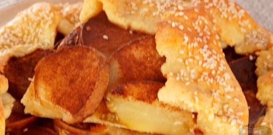 Творожная галета с грушами и корицей