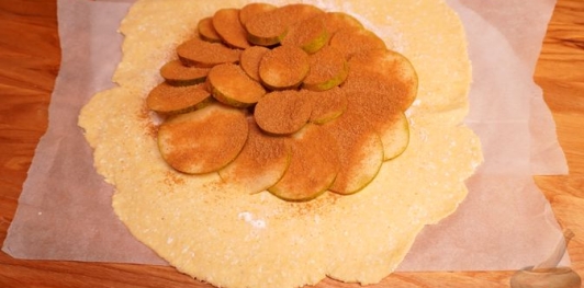 Творожная галета с грушами и корицей
