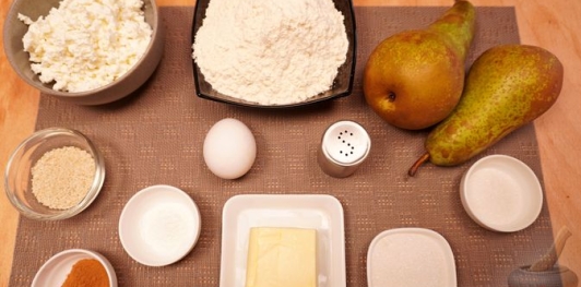 Творожная галета с грушами и корицей