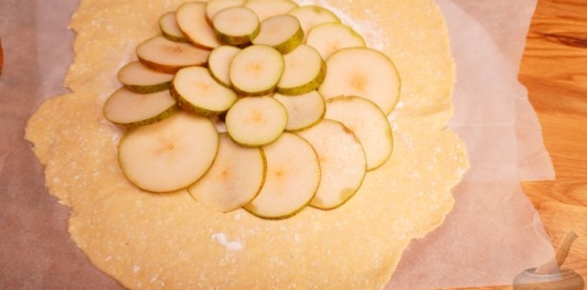 Творожная галета с грушами и корицей