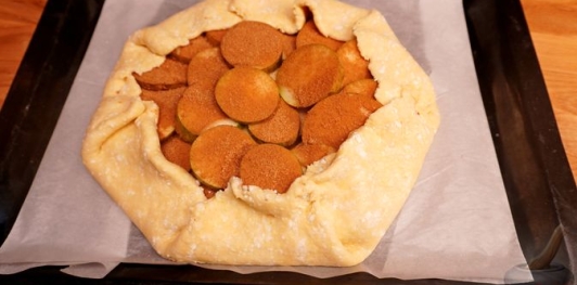 Творожная галета с грушами и корицей