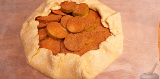 Творожная галета с грушами и корицей