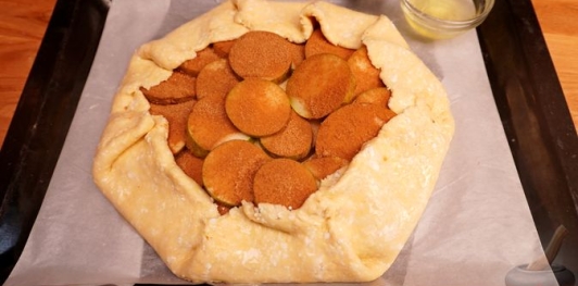 Творожная галета с грушами и корицей