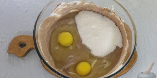 Творожная запеканка без муки и манки, с бананом и какао