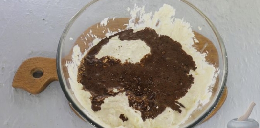 Творожная запеканка без муки и манки, с бананом и какао