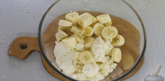 Творожная запеканка без муки и манки, с бананом и какао