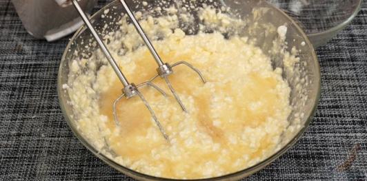 Творожный торт со сгущёнкой, печеньем и голубикой (без выпечки)