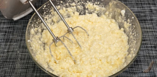 Творожный торт со сгущёнкой, печеньем и голубикой (без выпечки)