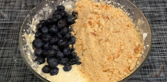 Творожный торт со сгущёнкой, печеньем и голубикой (без выпечки)