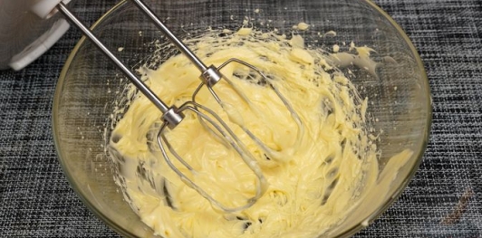 Творожный торт со сгущёнкой, печеньем и голубикой (без выпечки)