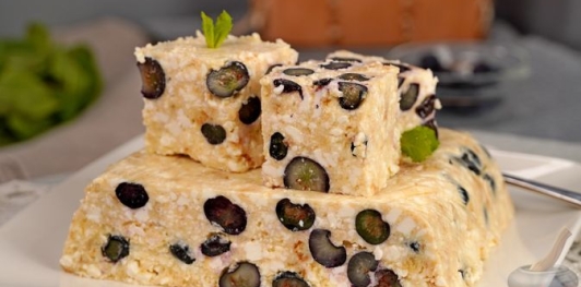 Творожный торт со сгущёнкой, печеньем и голубикой (без выпечки)
