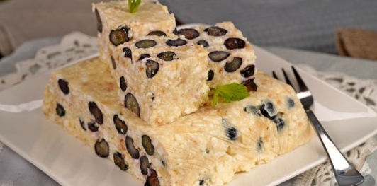 Творожный торт со сгущёнкой, печеньем и голубикой (без выпечки)