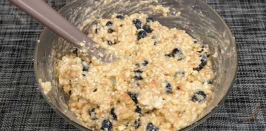 Творожный торт со сгущёнкой, печеньем и голубикой (без выпечки)