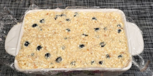 Творожный торт со сгущёнкой, печеньем и голубикой (без выпечки)