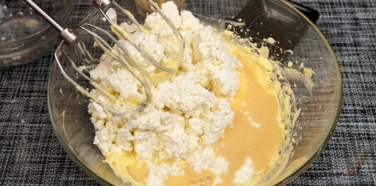 Творожный торт со сгущёнкой, печеньем и голубикой (без выпечки)