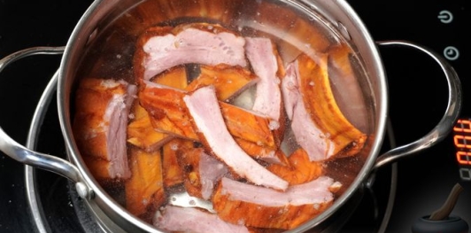 Тыквенный суп с копчёными рёбрышками и чечевицей