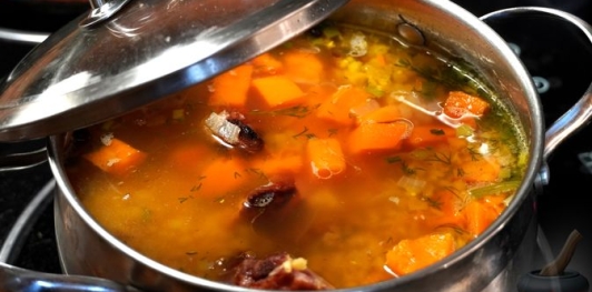 Тыквенный суп с копчёными рёбрышками и чечевицей