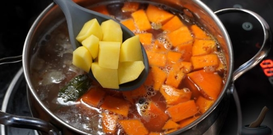 Тыквенный суп с копчёными рёбрышками и чечевицей