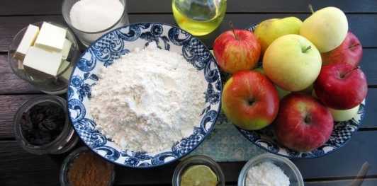Венский яблочный штрудель с изюмом и корицей