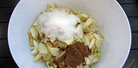 Венский яблочный штрудель с изюмом и корицей
