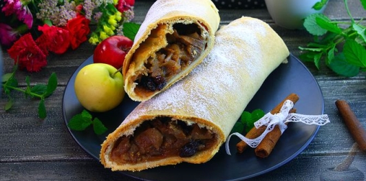 Венский яблочный штрудель с изюмом и корицей