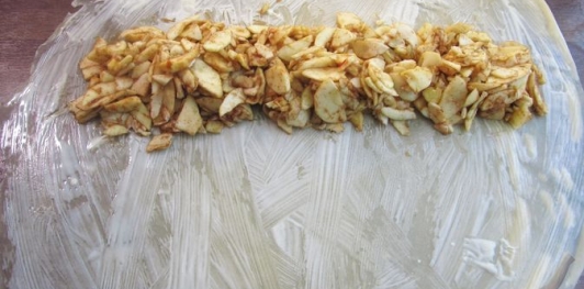 Венский яблочный штрудель с изюмом и корицей