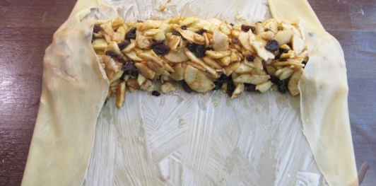 Венский яблочный штрудель с изюмом и корицей