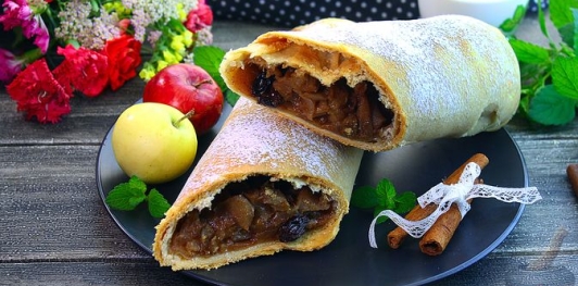 Венский яблочный штрудель с изюмом и корицей