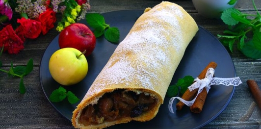 Венский яблочный штрудель с изюмом и корицей