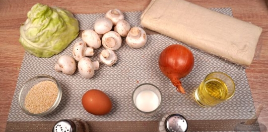 Вертута из слоёного теста с тушёной капустой и грибами