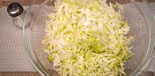 Вертута из слоёного теста с тушёной капустой и грибами