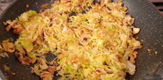 Вертута из слоёного теста с тушёной капустой и грибами