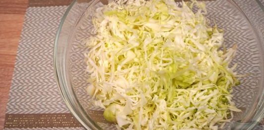 Вертута из слоёного теста с тушёной капустой и грибами