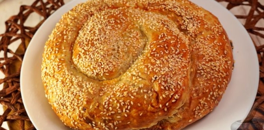Вертута из слоёного теста с тушёной капустой и грибами