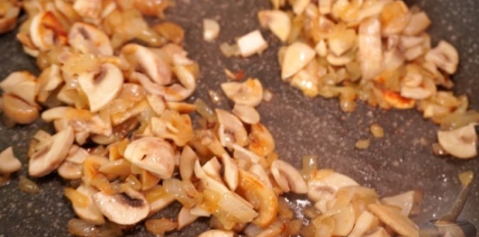 Вертута из слоёного теста с тушёной капустой и грибами