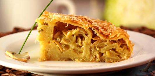 Вертута из слоёного теста с тушёной капустой и грибами
