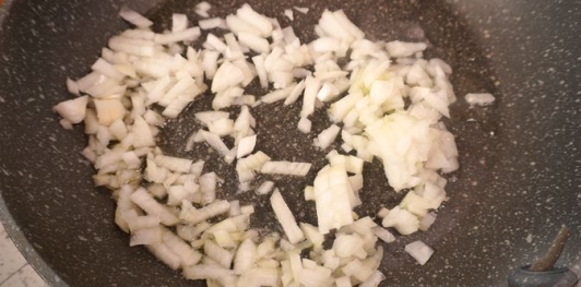 Вертута из слоёного теста с тушёной капустой и грибами