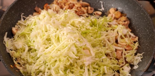 Вертута из слоёного теста с тушёной капустой и грибами