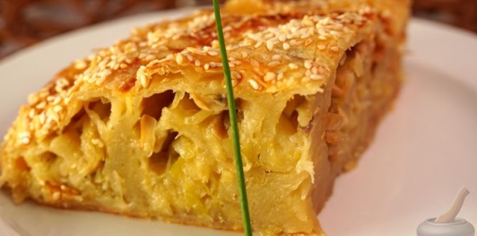 Вертута из слоёного теста с тушёной капустой и грибами
