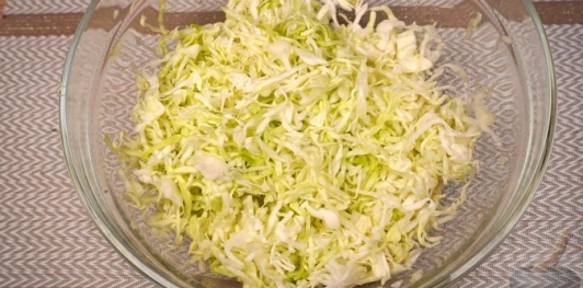 Вертута из слоёного теста с тушёной капустой и грибами