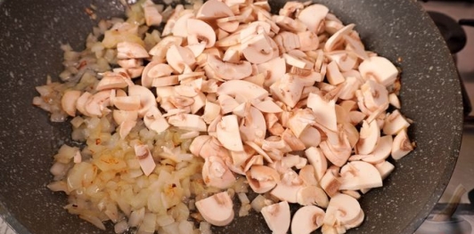 Вертута из слоёного теста с тушёной капустой и грибами
