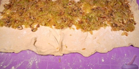 Вертута из слоёного теста с тушёной капустой и грибами