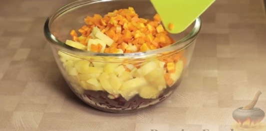 Винегрет с жареным луком, квашеной капустой и зеленым горошком