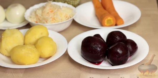 Винегрет с жареным луком, квашеной капустой и зеленым горошком