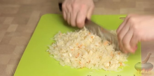 Винегрет с жареным луком, квашеной капустой и зеленым горошком
