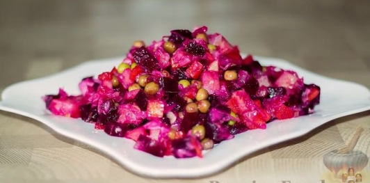 Винегрет с жареным луком, квашеной капустой и зеленым горошком