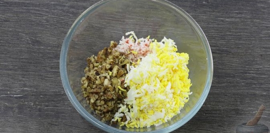 Закуска "Мидии" из чернослива, с крабовыми палочками и яйцом