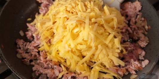 Заливной пирог на кефире, с фаршем, картофелем и брынзой