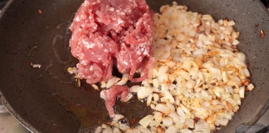 Заливной пирог на кефире, с фаршем, картофелем и брынзой