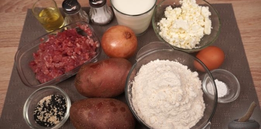 Заливной пирог на кефире, с фаршем, картофелем и брынзой